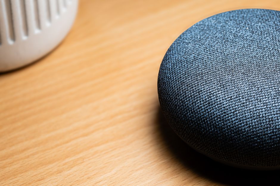 Éclairage intelligent dans un salon moderne